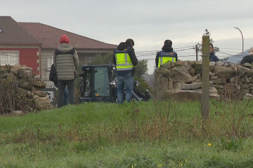 Agentes registrando una finca en Vilanova en una imagen de la CRTVG