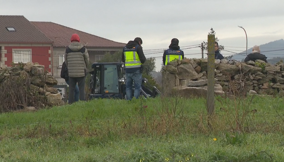 Agentes registrando una finca en Vilanova en una imagen de la CRTVG