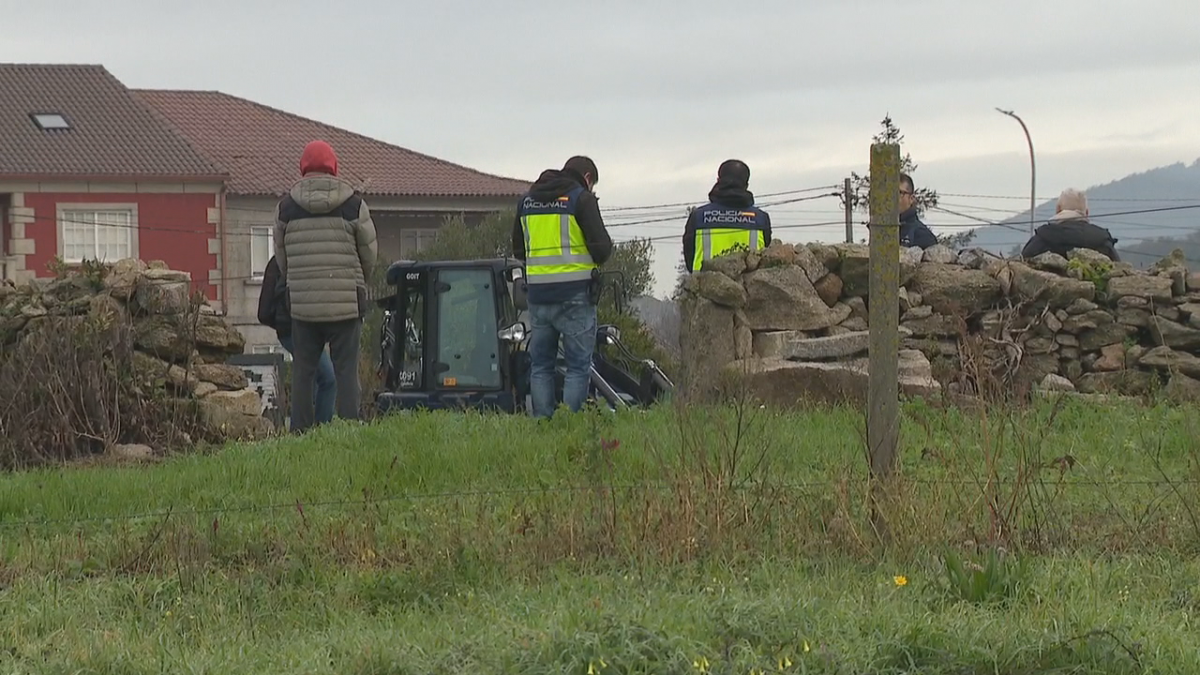 Agentes registrando una finca en Vilanova en una imagen de la CRTVG