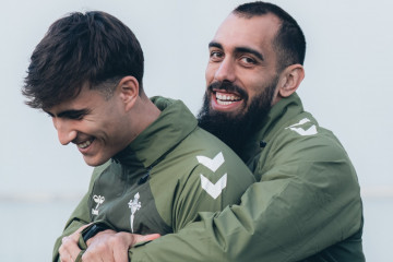 Borja Iglesias en el entranamiento antes de volar a Bulgaria