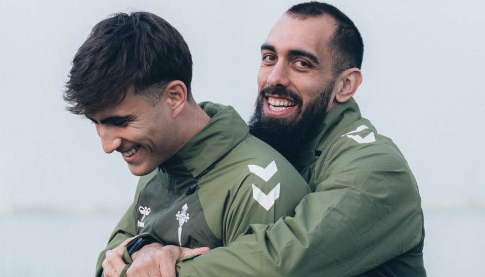 Borja Iglesias en el entranamiento antes de volar a Bulgaria