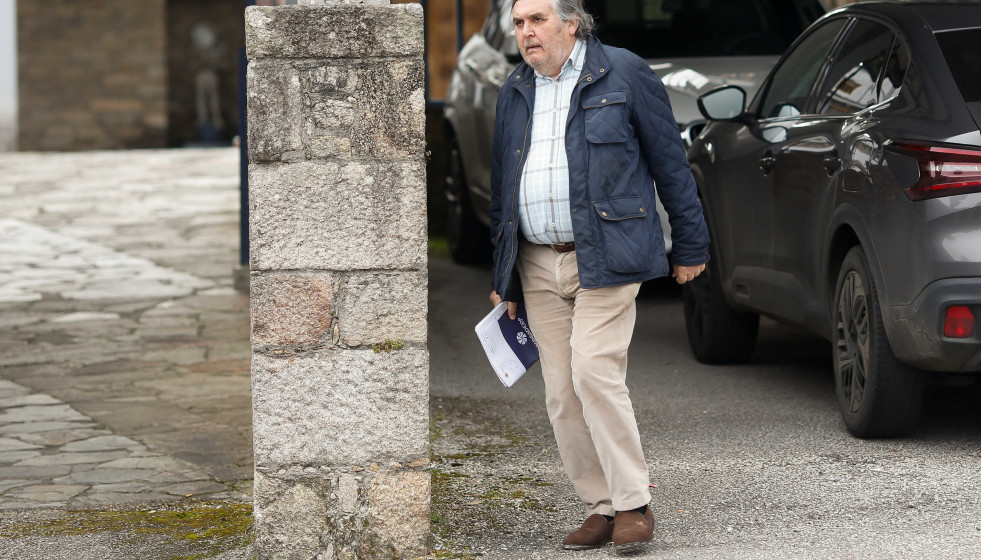 Archivo - Un grupo de más de 30 trabajadores continúa a las puertas de la factoría Sargadelos, sin acceder a sus puestos de trabajo, a 8 de abril de 2025, en Cervo, Lugo, Galicia (España). A pesar