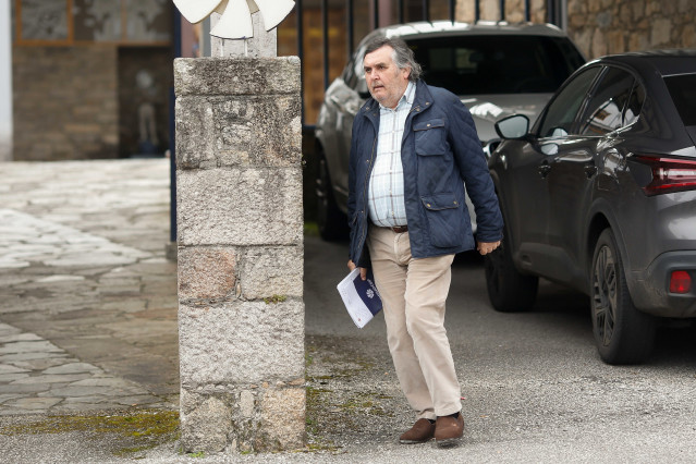 Archivo - Un grupo de más de 30 trabajadores continúa a las puertas de la factoría Sargadelos, sin acceder a sus puestos de trabajo, a 8 de abril de 2025, en Cervo, Lugo, Galicia (España). A pesar del acuerdo alcanzado a última hora de ayer lunes entre la