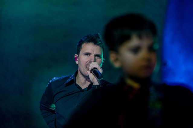 El cantante Dani Martín (i) canta junto a un fan, durante su concierto en el Movistar Arena, a 14 de noviembre de 2025, en Madrid