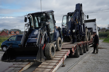 Excavadoras de la Policía Nacional durante un operativo sobre narcotráfico, a 26 de noviembre de 2025, en Vilanova de Arousa, Pontevedra, Galicia (España).