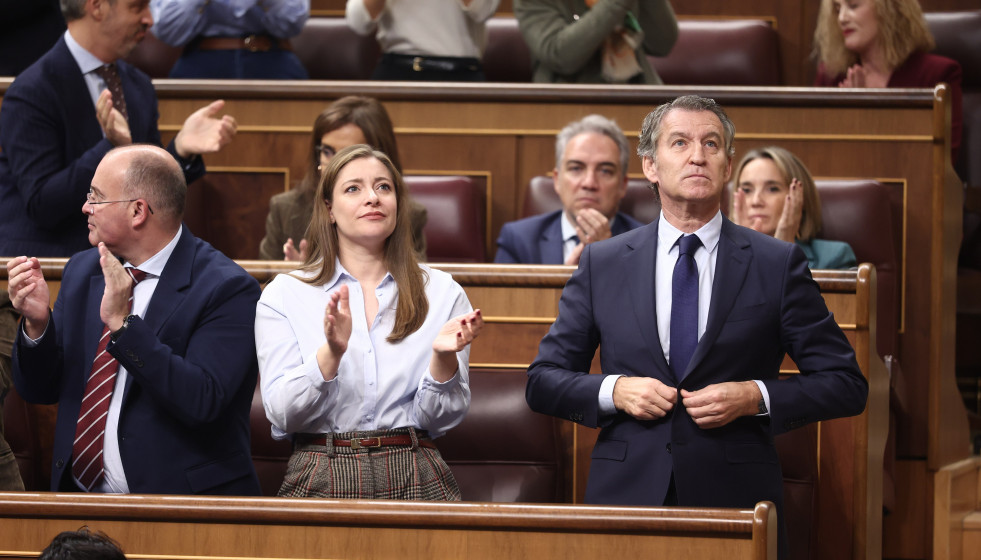 El secretario general del PP, Miguel Tellado, la portavoz del PP en el Congreso, Ester Muñoz, y el presidente del PP, Alberto Núñez Feijóo. En la fila de atrás, el secretario de Política Autonó