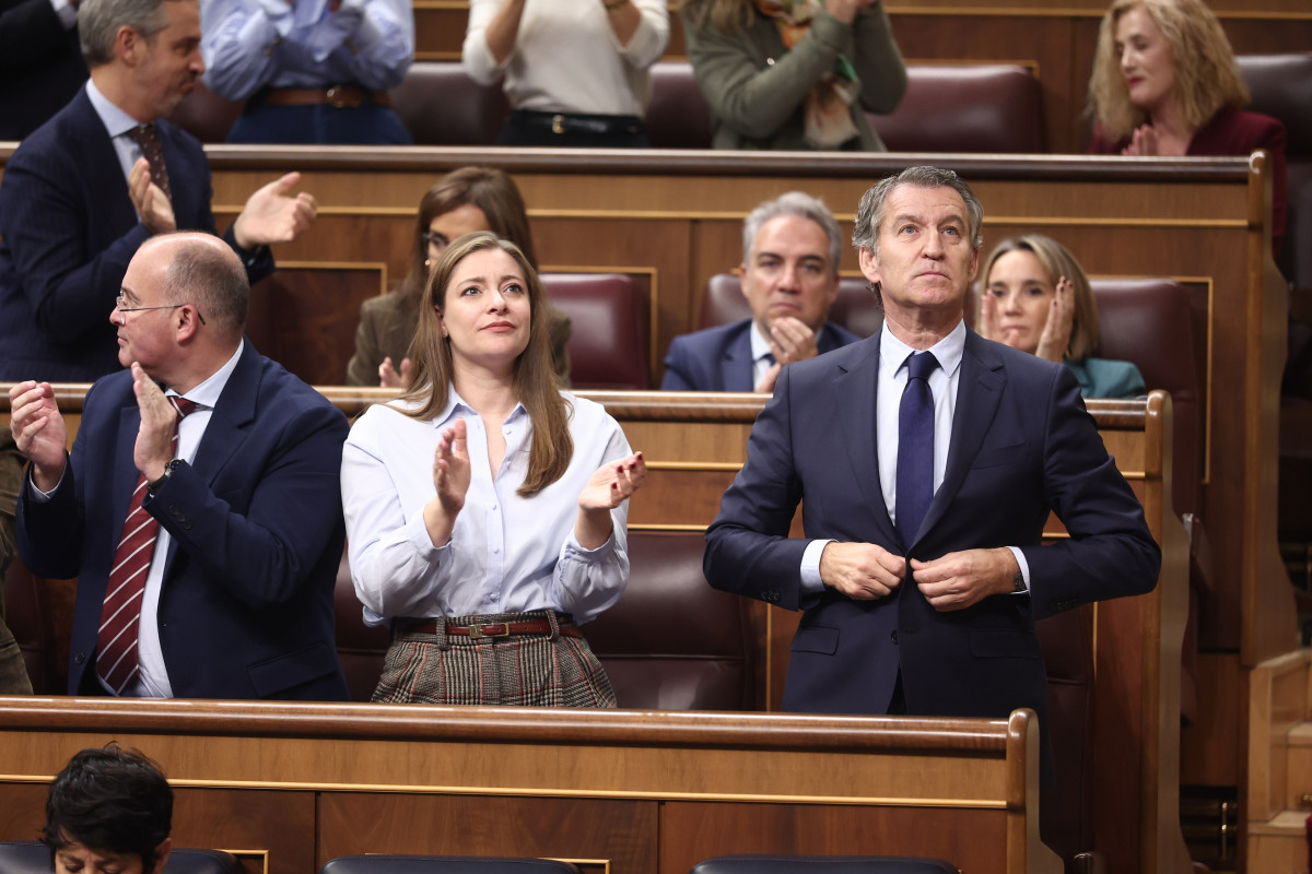 El secretario general del PP, Miguel Tellado, la portavoz del PP en el Congreso, Ester Muñoz, y el presidente del PP, Alberto Núñez Feijóo. En la fila de atrás, el secretario de Política Autonómica, Elías Bendodo.