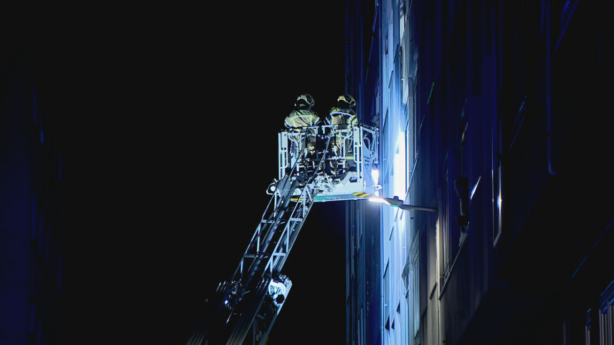 Bomberos en el incendio de la calle San Isidoro en una imagen de CRTVG