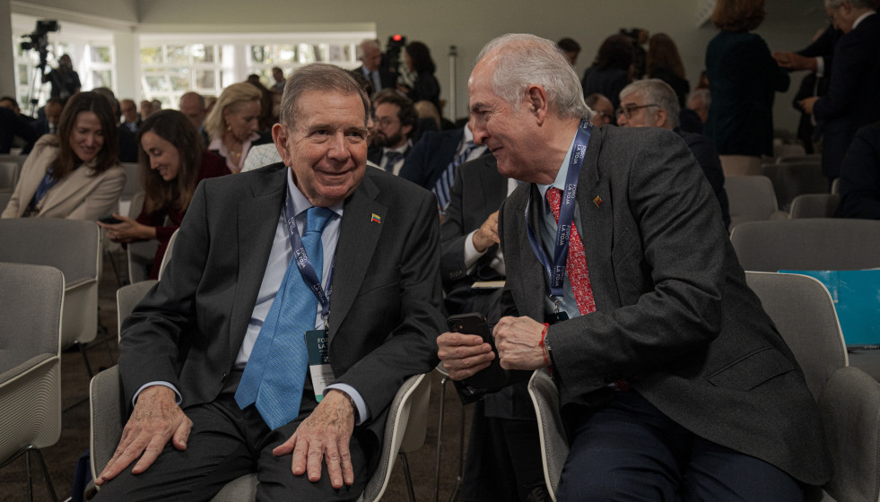 El líder opositor de Venezuela, Edmundo González asiste a la conferencia ofrecida por Alberto Núñez Feijóo durante la segunda jornada del Foro La Toja, a 4 de octubre de 2024, en la Illa de Toxa,