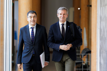 El titular del Ejecutivo gallego, Alfonso Rueda, y el conselleiro de Educación, Ciencia, Universidades e FP, Román Rodríguez.