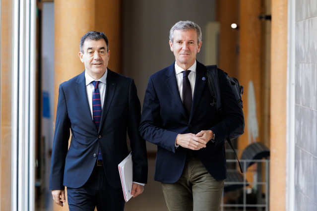El titular del Ejecutivo gallego, Alfonso Rueda, y el conselleiro de Educación, Ciencia, Universidades e FP, Román Rodríguez.