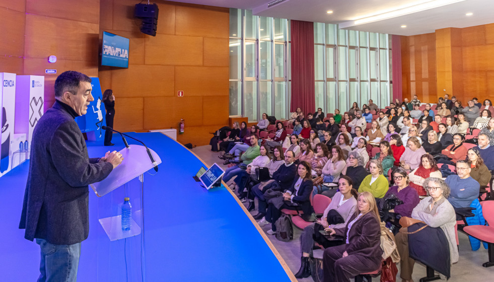 Román Rodríguez interviene en el acto.