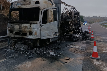 Un incendio en un camión obligo a cortar un tramo de la A-52 durante la madrugada del sábado.