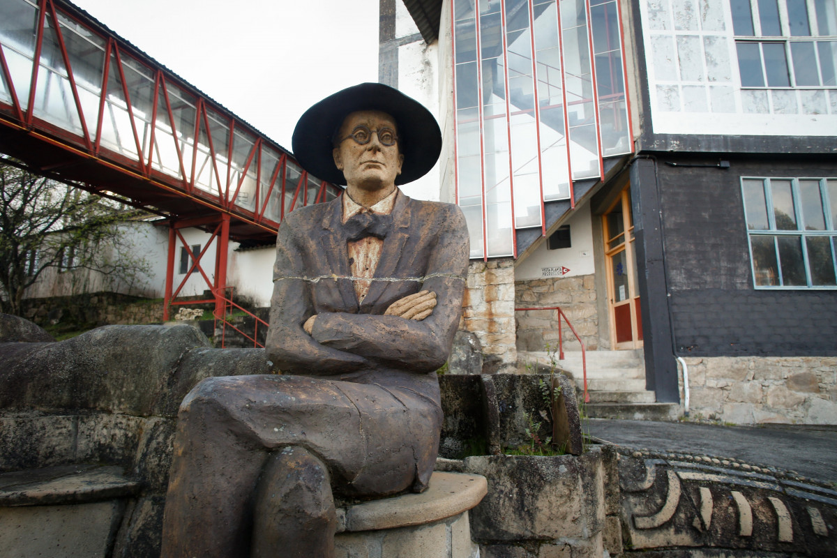 Exterior de la fábrica de cerámica de Sargadelos, a 3 de abril de 2025, en Cervo, Lugo, Galicia (España). Los trabajadores de Sargadelos continúan preocupados tras el anuncio de cierre de las inst