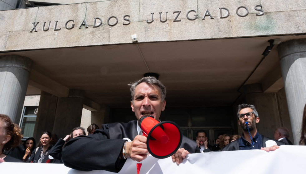 Archivo - Un abogado del turno de oficio sostiene un megáfono durante una manifestación, a 12 de julio de 2023, en Santiago de Compostela, A Coruña, Galicia (España). A esta huelga, convocada por
