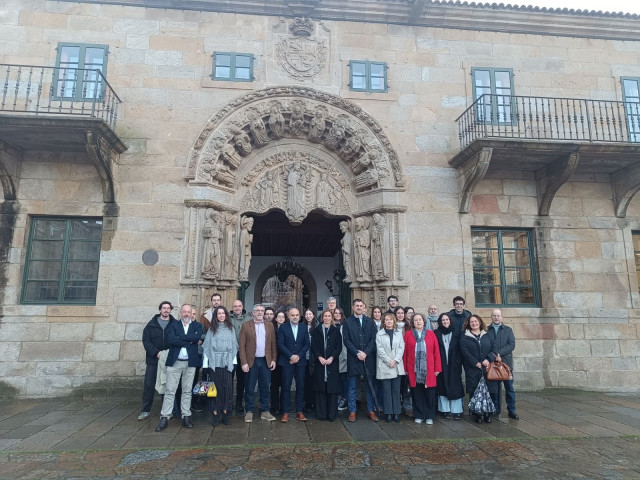 La catedrática Maite Flores junto a su equipo
