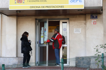 Archivo - Un hombre pasa a una oficina del SEPE, a 3 de diciembre de 2024, en Madrid (España).  El número de parados registrados en las oficinas de los servicios públicos de empleo (antiguo Inem) e