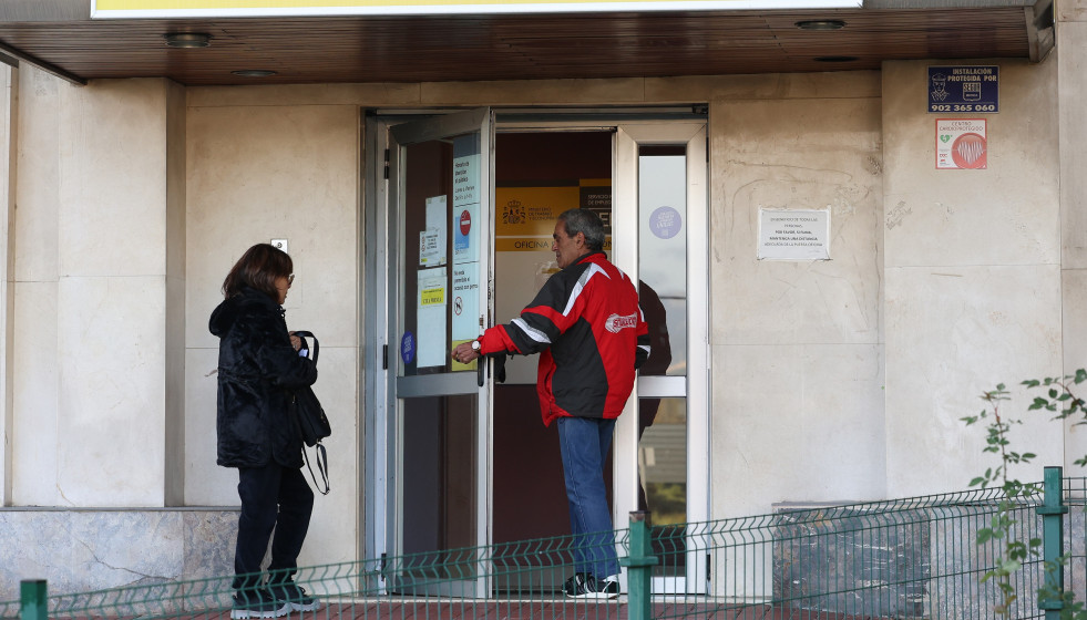 Archivo - Un hombre pasa a una oficina del SEPE, a 3 de diciembre de 2024, en Madrid (España).  El número de parados registrados en las oficinas de los servicios públicos de empleo (antiguo Inem) e