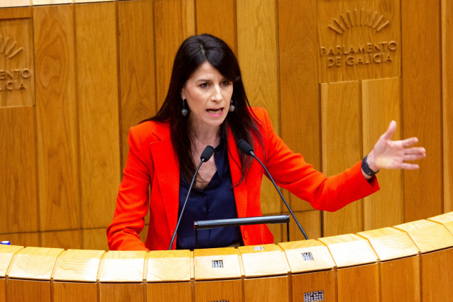 Archivo - La conselleira de Vivenda, María M. Allegue, en el pleno del Parlamento