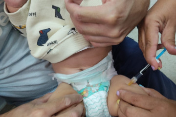 Archivo - Un bebé recibe una vacuna.