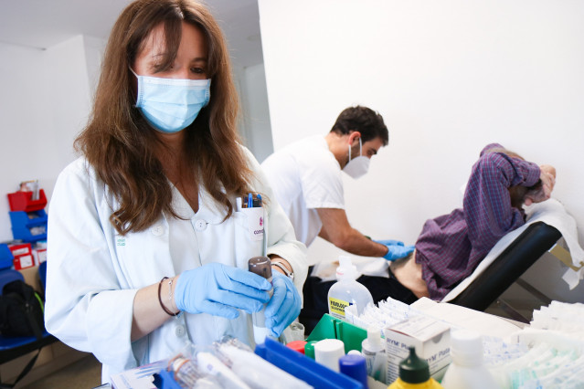 Archivo - Imagen de una enfermera acompañando a un paciente.