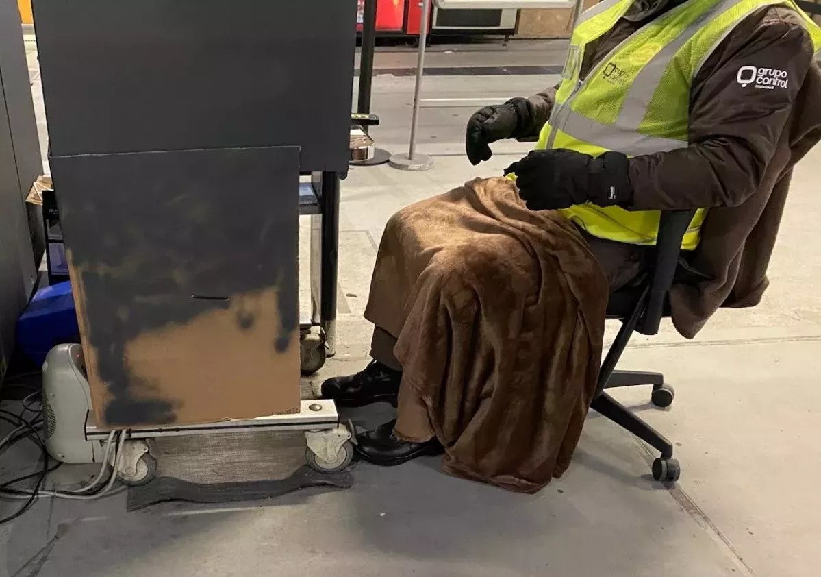 Vigilante de seguridad calentu00e1ndose como puede en la estaciu00f3n de tren de Ourense en una foto de  archivo de FSTP USO