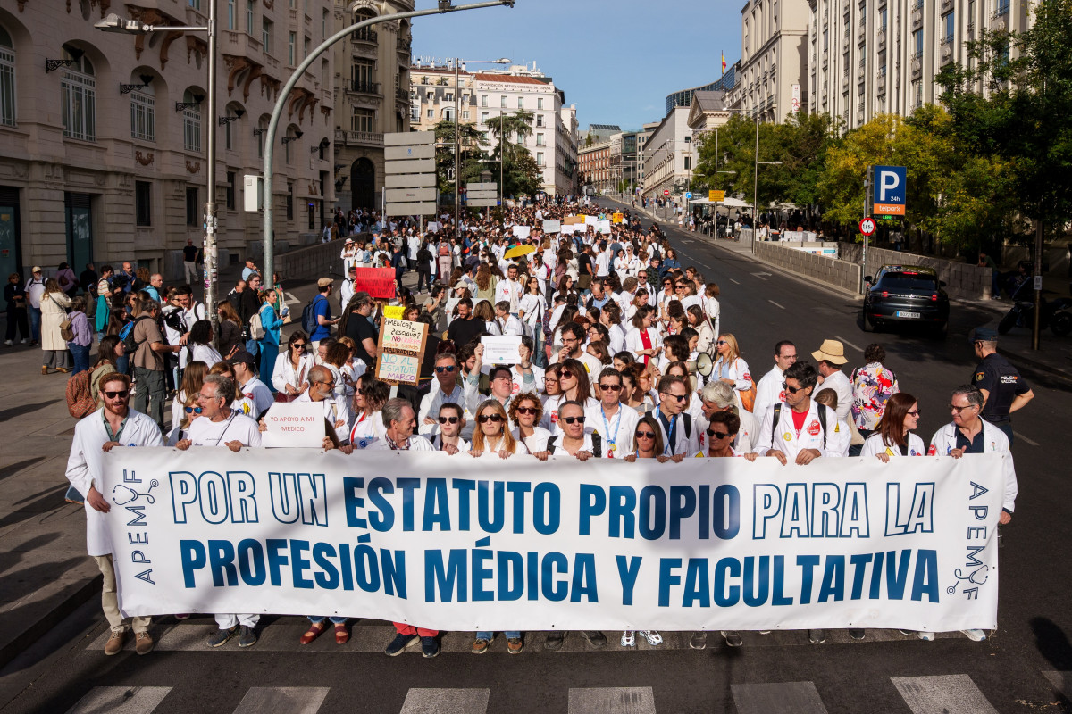 Manifestantes portan una pancarta que reza "Por un Estatuto propio para la profesión médica y facultativa" durante la manifestación con motivo de la huelga de médicos contra el nuevo Estatuto Marc
