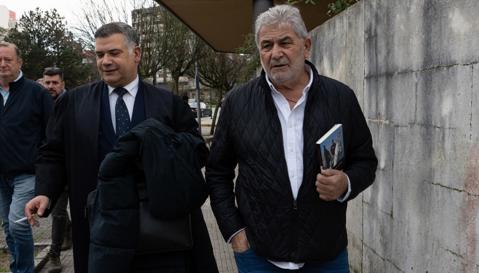 El exnarcotraficante gallego Laureano Oubiña (d) a su llegada a juzgados de Vilagarcía, a 21 de noviembre de 2023, en Vilagarcía, Pontevedra, Galicia (España). Laureano Oubiña reclama un millón