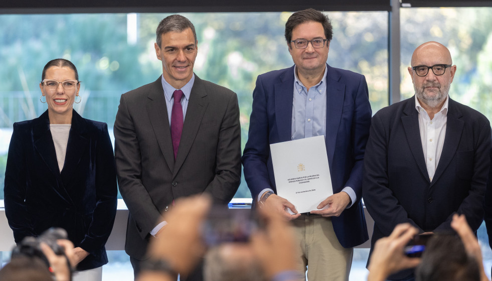 El presidente del Gobierno, Pedro Sánchez y el ministro para la Transformación Digital y de la Función Pública, Óscar López, durante la firma con los sindicatos del acuerdo alcanzado para la mej