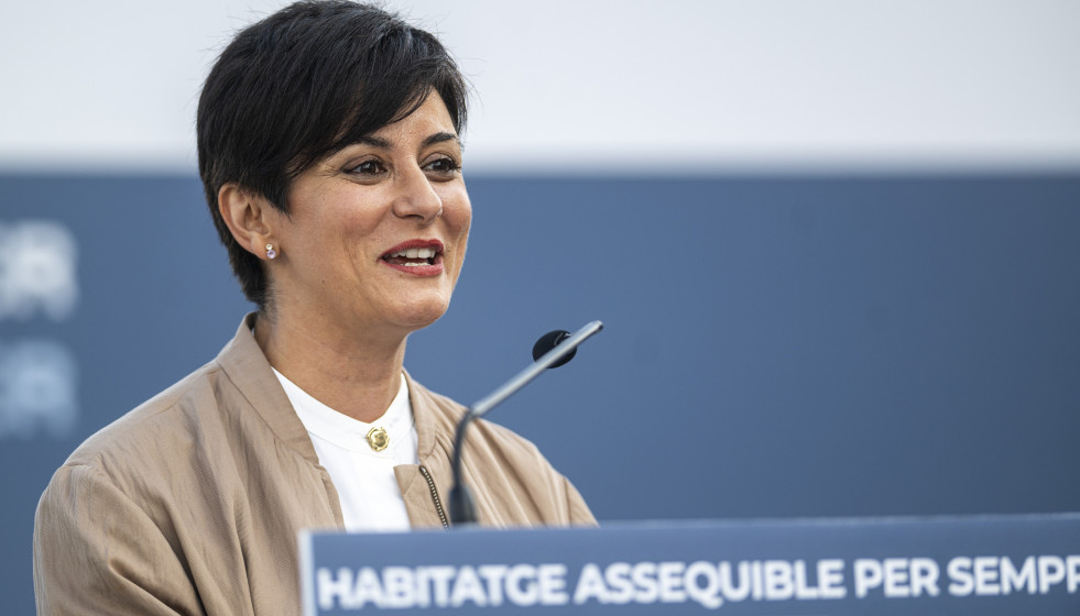 Archivo - La ministra de Vivienda y Agenda Urbana, Isabel Rodríguez, interviene durante la entrega de 124 viviendas públicas de alquiler asequible, a 5 de junio de 2025, en Cubelles, Tarragona, Cata