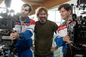 El director Daniel Sánchez Arévalo (centro) con los actores Tamar Novas (izq.) y Xosé A. Touriñán (der.) durante el rodaje de 'Rondallas'