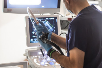 Archivo - Especialista en un hospital privado