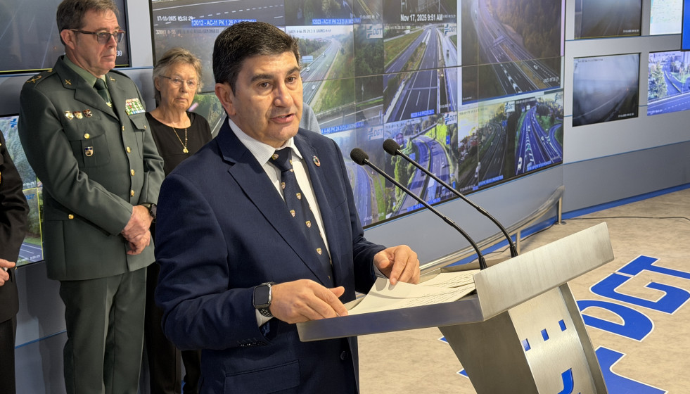 El delegado del Gobierno en Galicia, Pedro Blanco, un acto en recuerdo a las víctimas en siniestros de tráfico, en el Centro de Control de Tráfico del Noroeste, en A Coruña.