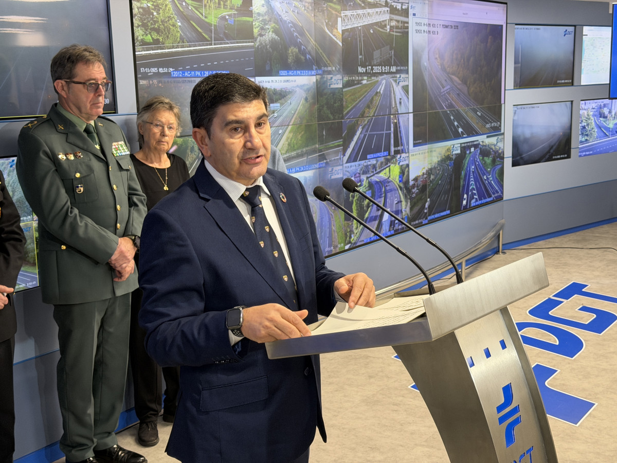 El delegado del Gobierno en Galicia, Pedro Blanco, un acto en recuerdo a las víctimas en siniestros de tráfico, en el Centro de Control de Tráfico del Noroeste, en A Coruña.