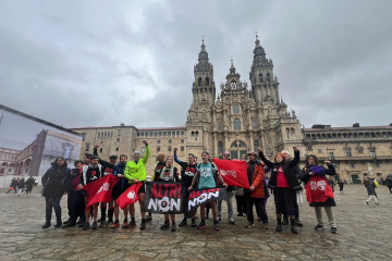 Corredores de montaña llegan al Obradoiro tras recorrer 51 km entre Melide y Santiago para protestar contra los proyectos de Altri y la mina de Touro-O Pino, a 7 de diciembre de 2025.