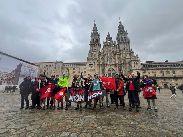 Corredores de montaña llegan al Obradoiro tras recorrer 51 km entre Melide y Santiago para protestar contra los proyectos de Altri y la mina de Touro-O Pino, a 7 de diciembre de 2025.