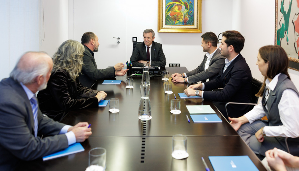 El presidente de la Xunta, Alfonso Rueda, durante una reunión con el director general de Punta 25 Hotels Group, Agustín Pescador, y otros representantes de la compañía.