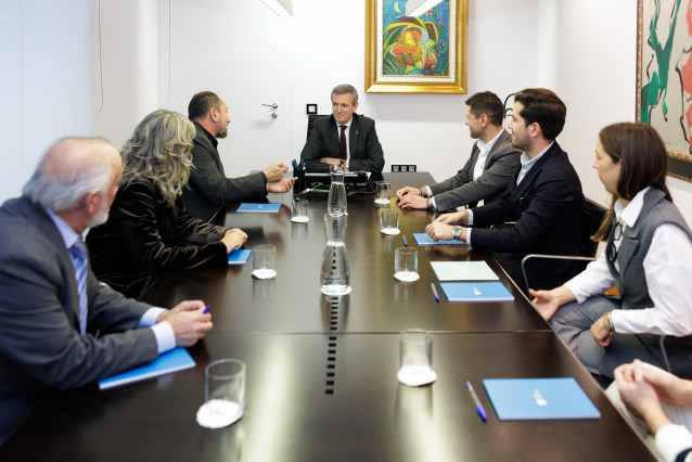 El presidente de la Xunta, Alfonso Rueda, durante una reunión con el director general de Punta 25 Hotels Group, Agustín Pescador, y otros representantes de la compañía.