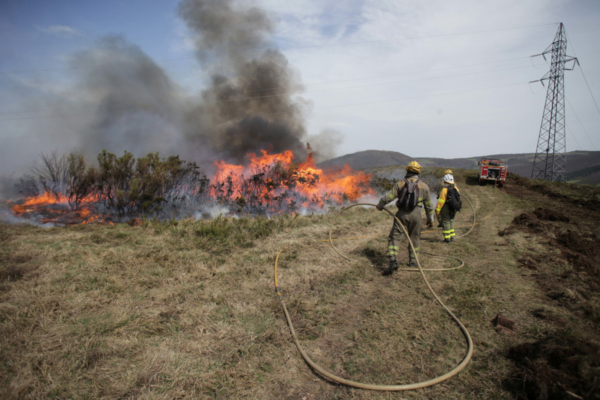 Archivo - Efectivos de la Xunta con base en Becerreá trabajan para extinguir las llamas en un incendio forestal, a 29 de marzo de 2023, en Baleira, Lugo, Galicia (España). El incendio forestal que a