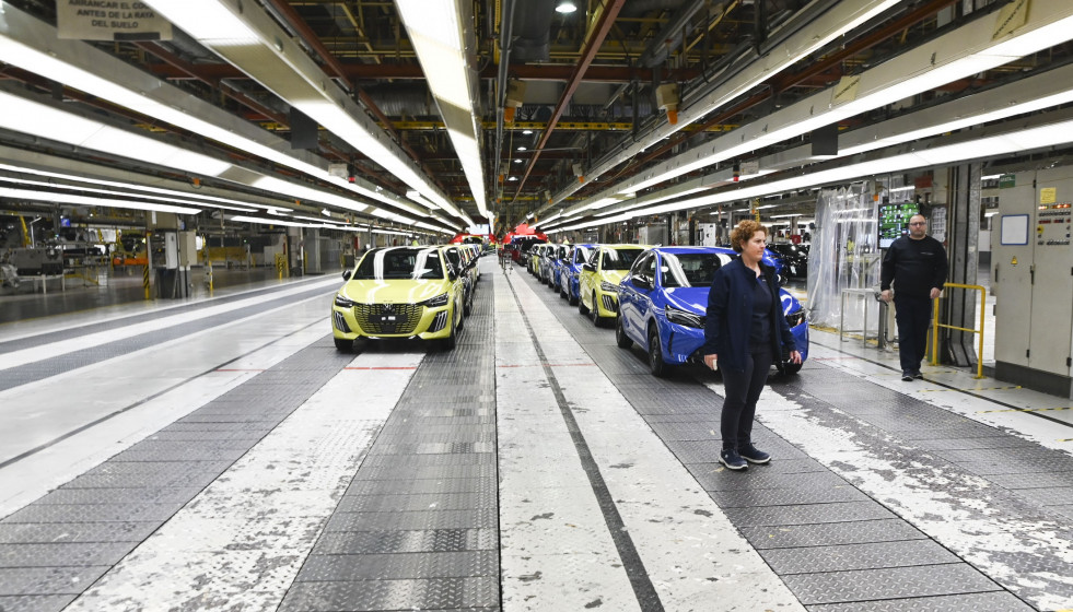 Archivo - Coches en la planta de Stellantis en Figueruelas (Zaragoza).