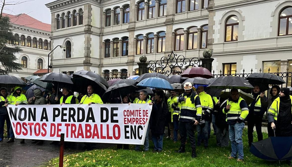 Protesta de los trabajadores de ENCE frente a la sede de la Xunta en Santiago
