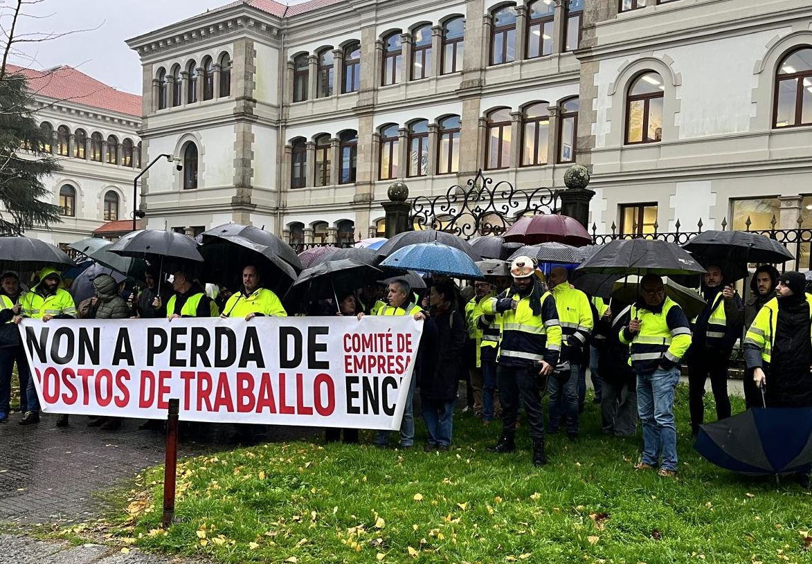 Protesta de los trabajadores de ENCE frente a la sede de la Xunta en Santiago
