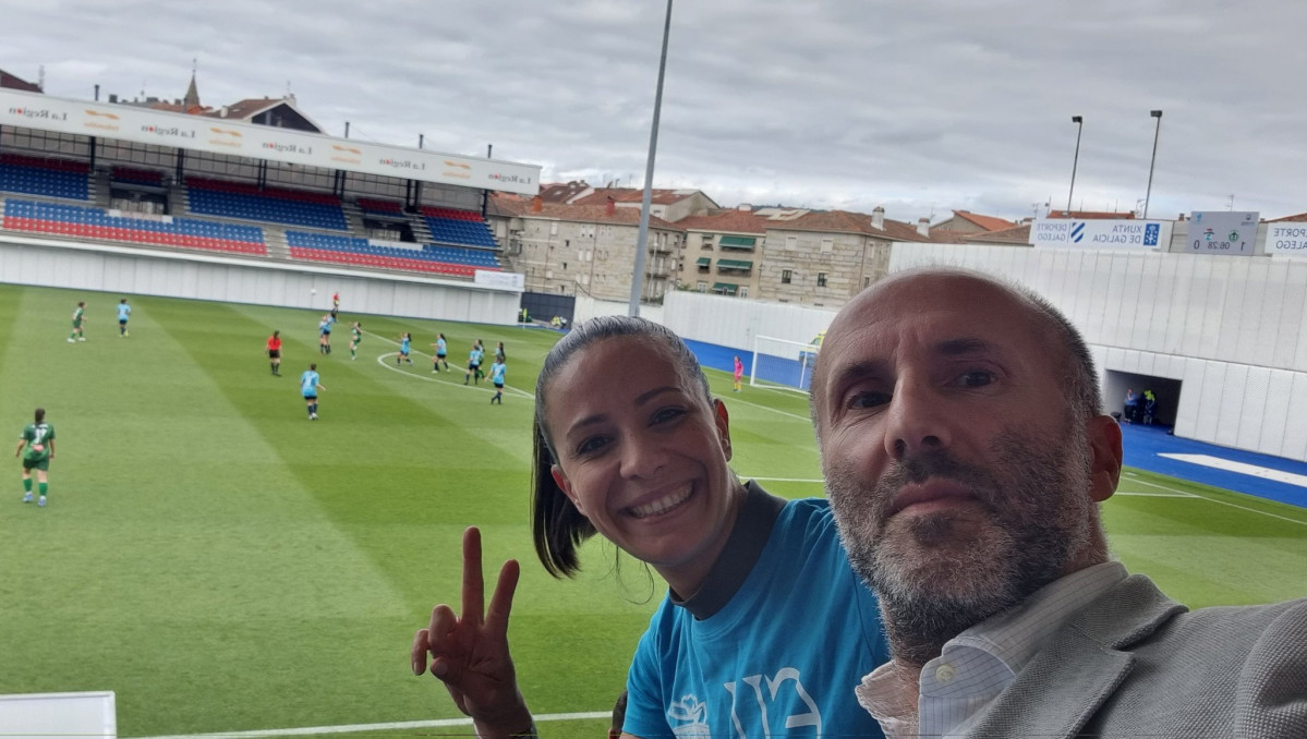 Ju00e1come en un partido de fu00fatbol