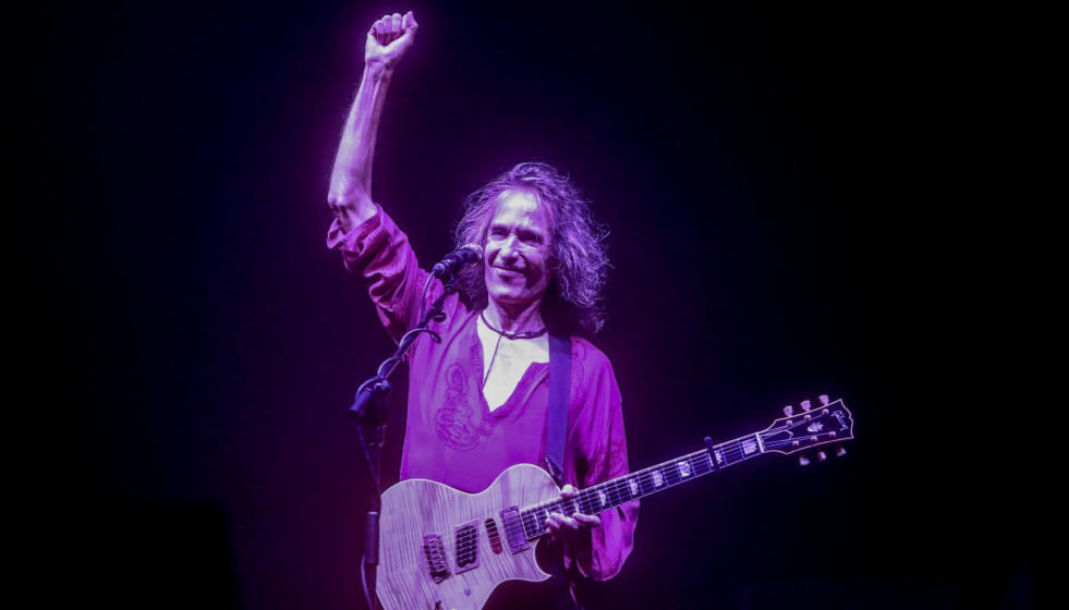 Archivo - El cantante Robe Iniesta, durante un concierto en el Wizink Center, a 20 de noviembre de 2021, en Madrid (España). Este concierto del exvocalista de Extremoduro se enmarca en su gira ‘May