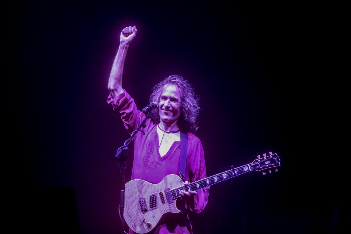 Archivo - El cantante Robe Iniesta, durante un concierto en el Wizink Center, a 20 de noviembre de 2021, en Madrid (España). Este concierto del exvocalista de Extremoduro se enmarca en su gira ‘May