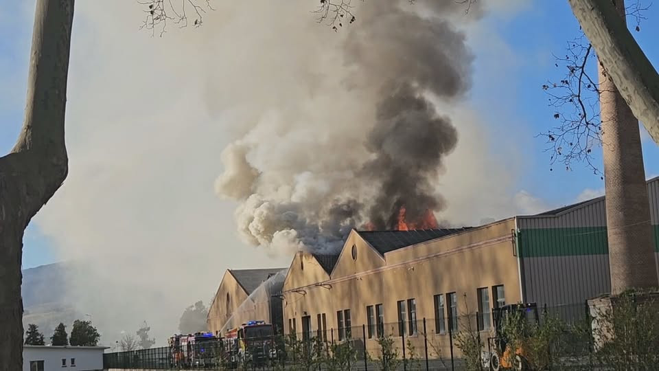 Incendio en una nave de O Barco en una imagen de CRTVG