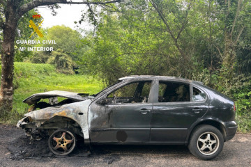 Investigan a un vecino de As Neves que provocó un accidente en Ponteareas, conduciendo un coche robado sin carné, y que abandonó el lugar del siniestro. El coche apareció calcinado poco después.
