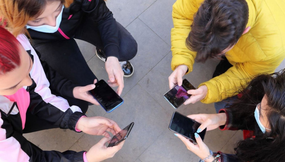 Jovenes teléfono