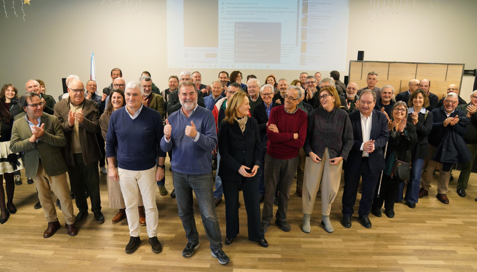 Los exconselleiros del BNG, Teresa Táboas (c), Fernando Blanco (3i) y Alfredo Suárez Canal (6d), y el ex vicepresidente, Anxo Quintana (4i), durante  la conmemoración del 20 aniversario del gobiern
