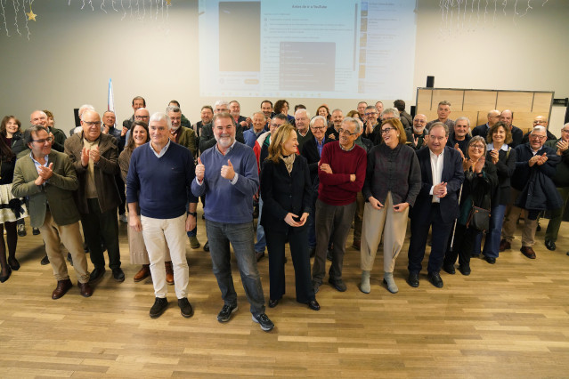 Los exconselleiros del BNG, Teresa Táboas (c), Fernando Blanco (3i) y Alfredo Suárez Canal (6d), y el ex vicepresidente, Anxo Quintana (4i), durante  la conmemoración del 20 aniversario del gobierno bipartito gallego en Santiago de Compostela.
